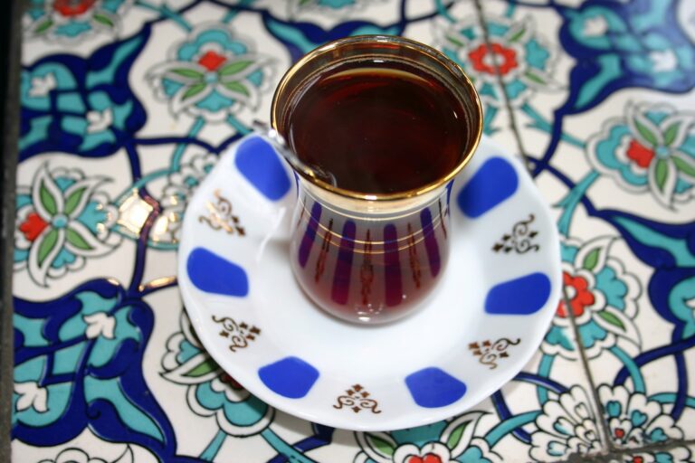 Turkish-tea-drinking-culture